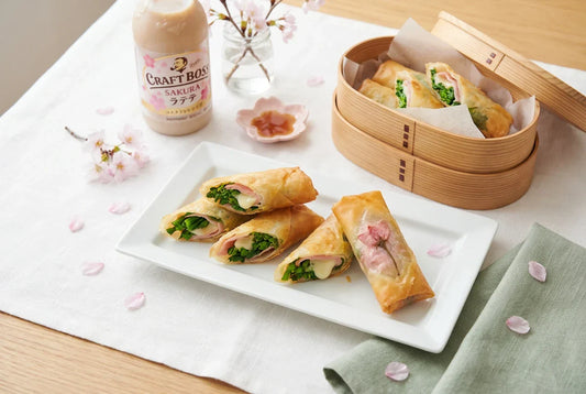 菜の花のグリーンとハムのピンクが皮から透ける、見た目も春らしい華やか春巻き。エアフライヤーでパリッと軽い仕上がりに。斜めにカットすれば断面も映えて、お花見弁当がワンランクアップ。SNSでも話題の春限定レシピです。